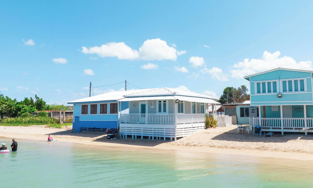 El Combate House | Deymar Front Beach House
