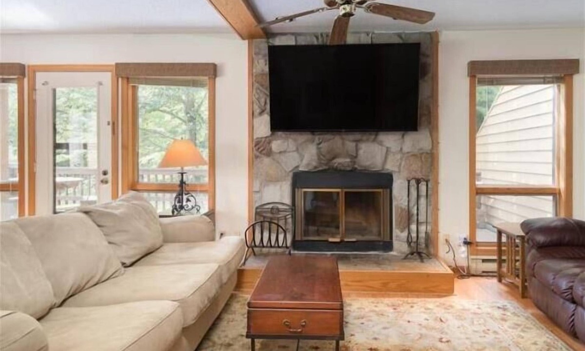 Davis Condo | DF 41- Pets OK, End unit! Pool!