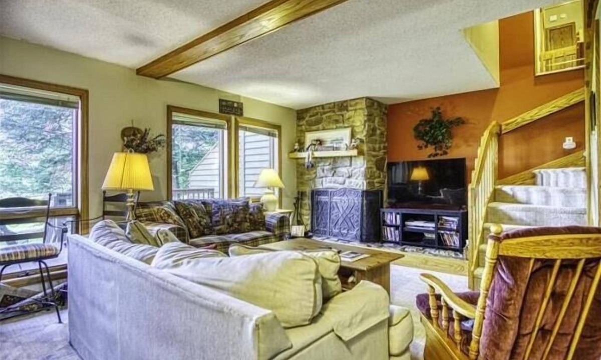 Davis Condo | DF109- Centrally located in Canaan Valley! Pool!