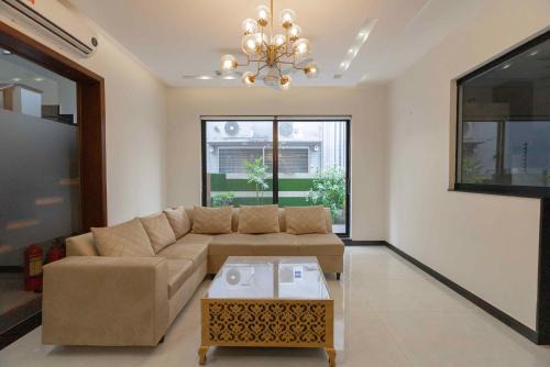 Lahore House | DHA Phase 6 - Executive And Luxurious Rooms - Near Raya, Dolmen and Airport