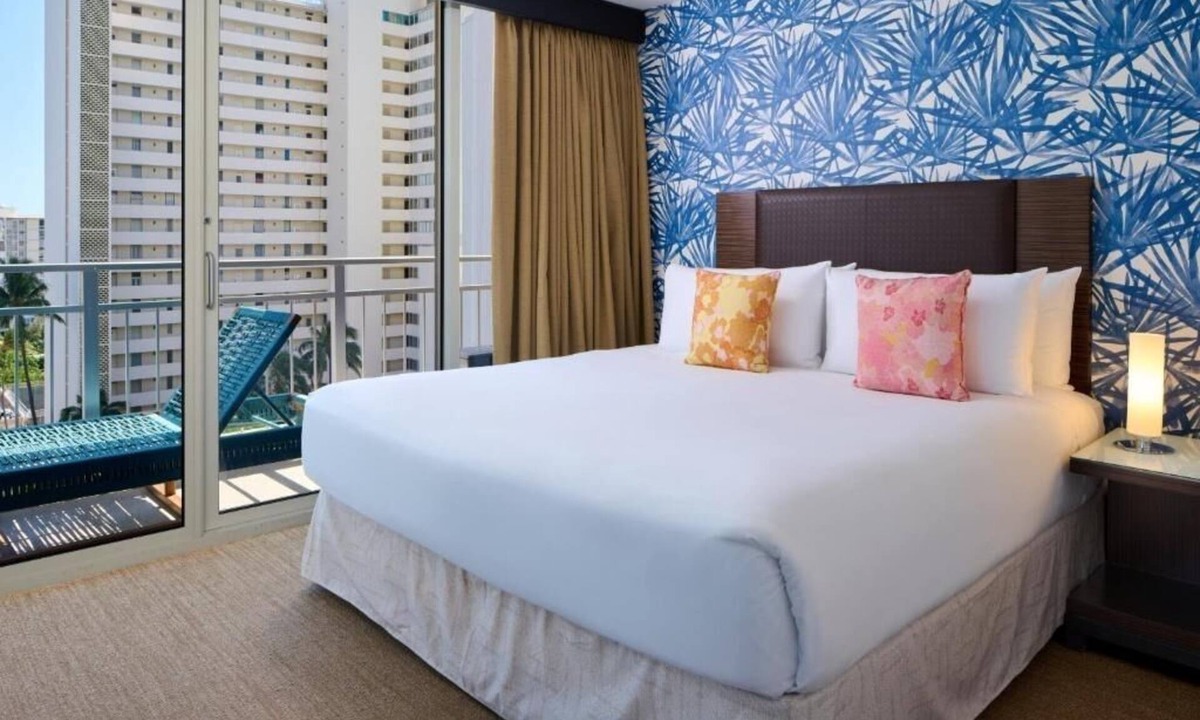Diamond Head - Kapahulu - St. Louis Hotel | Diamond Head View Junior Suite | Kaimana Beach Hotel | Steps to the Beach
