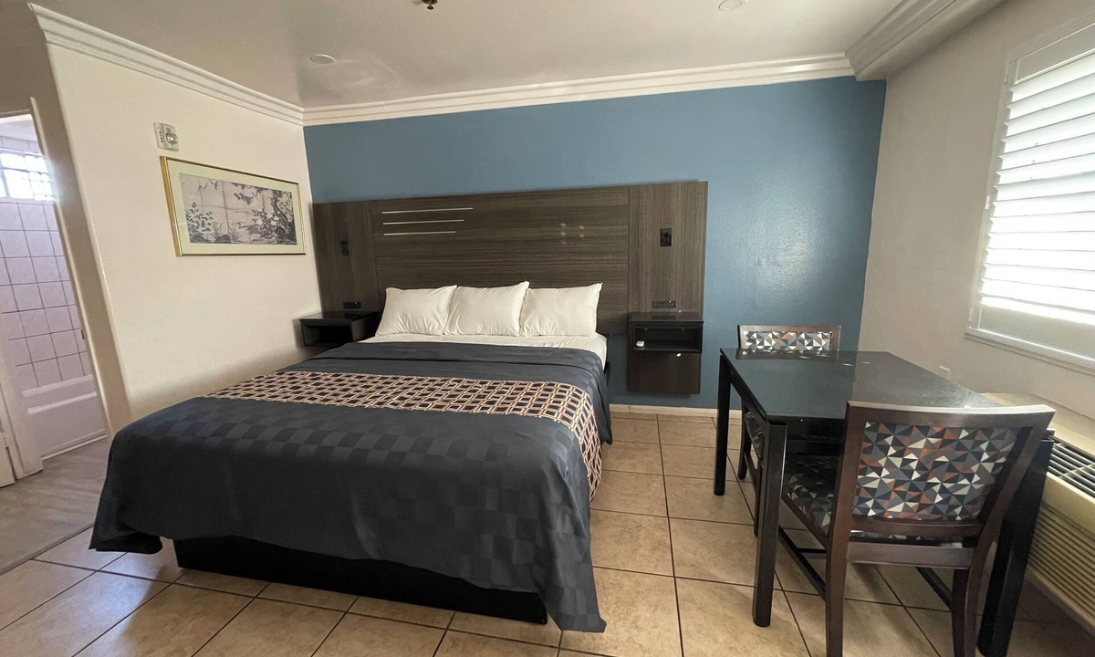 North Hills East Hotel | Diamond INN