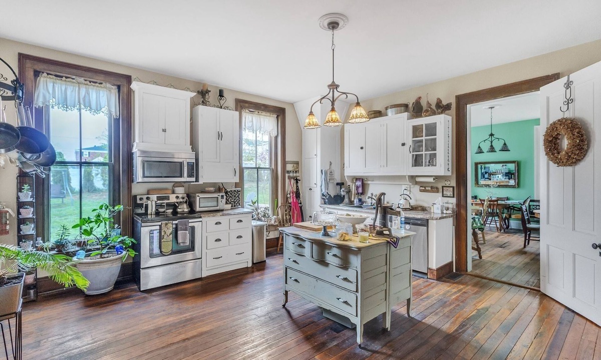 Glasgow Apartment | Dickinson Room by Main Street Bed & Breakfast