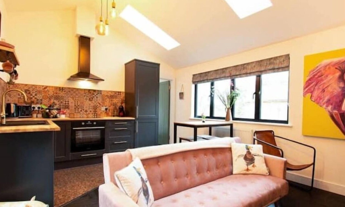 Abbess Roding House | Diesel's Desirable Den, Dogs Welcome, Parking