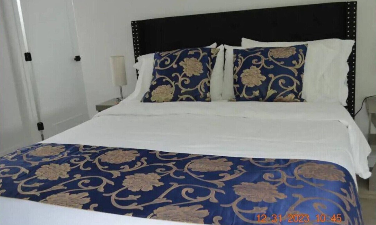 Dimond House | Dimond Abode; Modern Family Vacation Rental in Oakland | Steps from Markets & Cafés