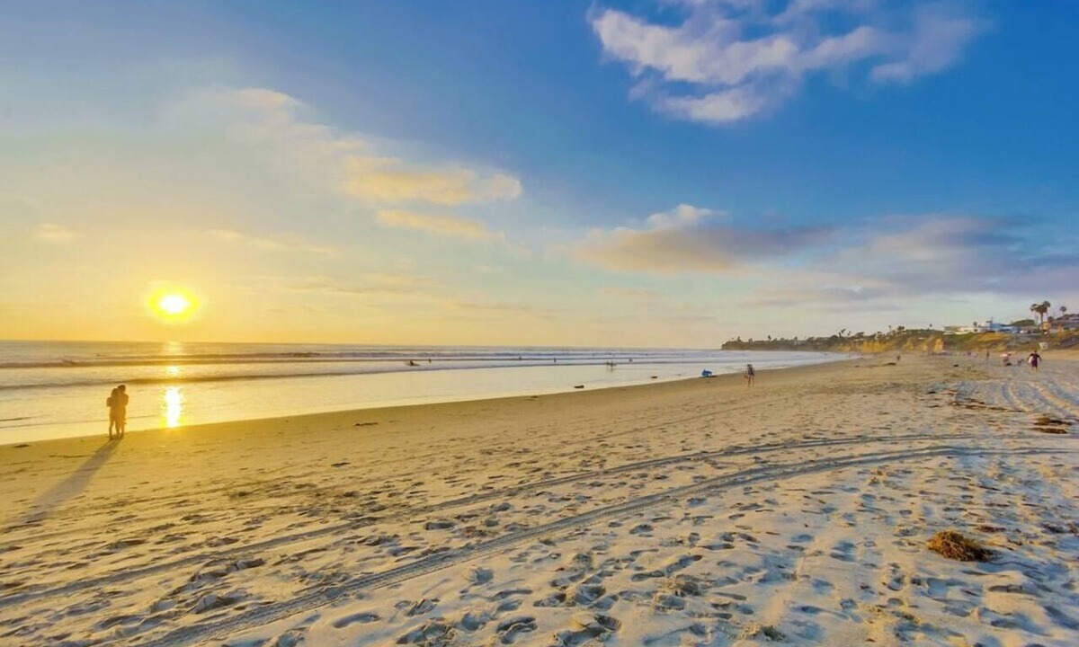 North Pacific Beach Condo | Direct beach access, ocean view, pool and parking