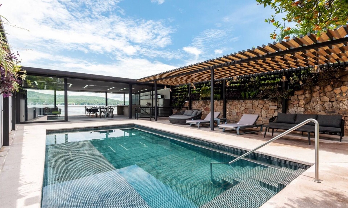 Tequesquitengo Cottage | Direct lakefront total home in Teques, spa, gym, karaoke, games room, staff