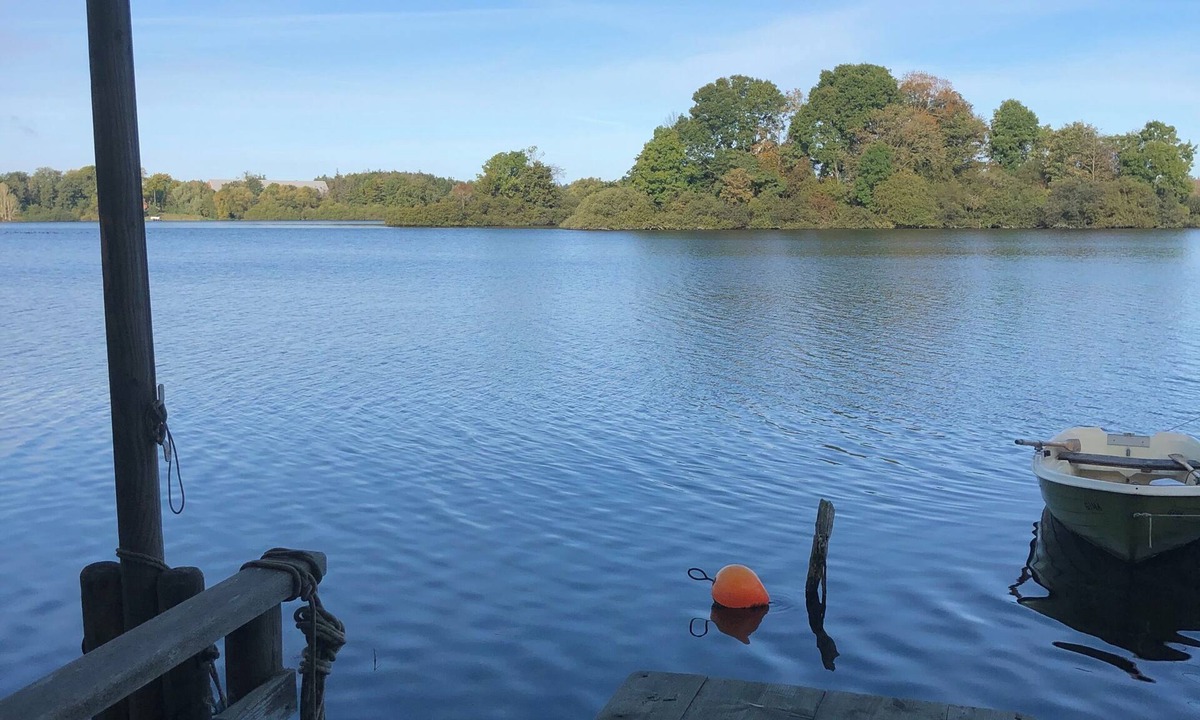 Ploen Apartment | Direct lakeside location, jetty, elegant apartment with rowing boat, paddle boat, balcony *