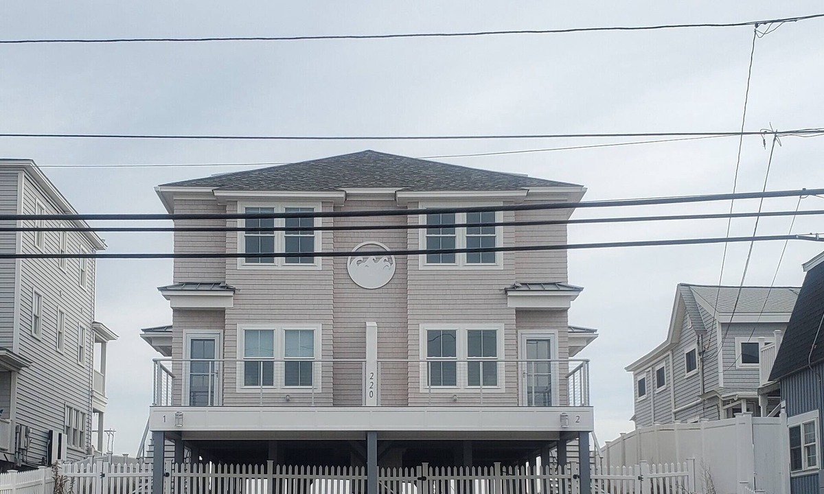 Salisbury House | Direct Ocean Front Salisbury Beach South Side Step out onto sand!