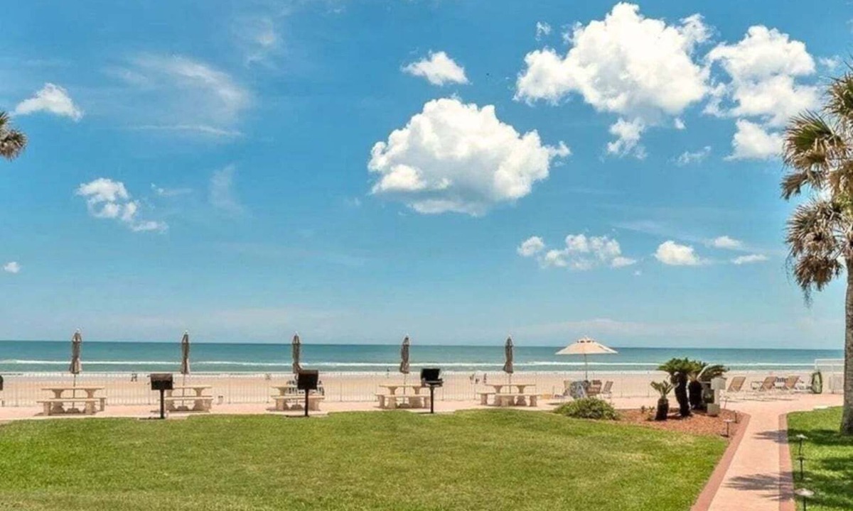 East Daytona Condo | Direct Ocean Views, Clean & Cozy Studio – Walk to Dining & Beach Fun
