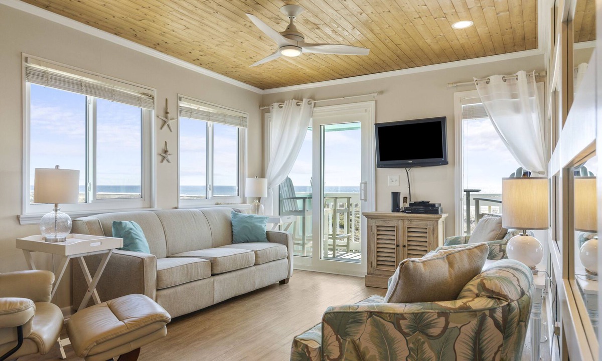 Morehead City Condo | DIRECT OCEANFRONT, UDPATED CONDO WITH AMAZING VIEWS!