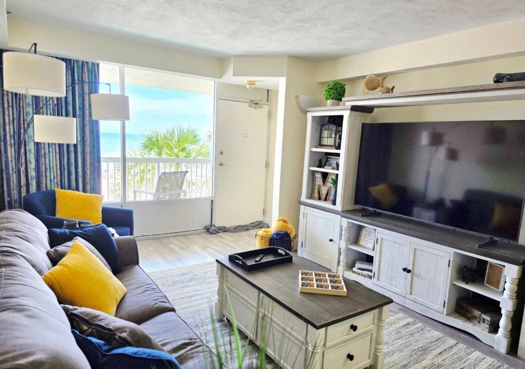 Ortona Park Apartment | Direct Oceanfront 1 bedroom w/kitchen & balcony