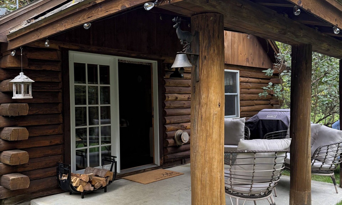 Pittsburg Cabin | Direct trail access cabin in Pittsburg NH Pet friendly & WIFI