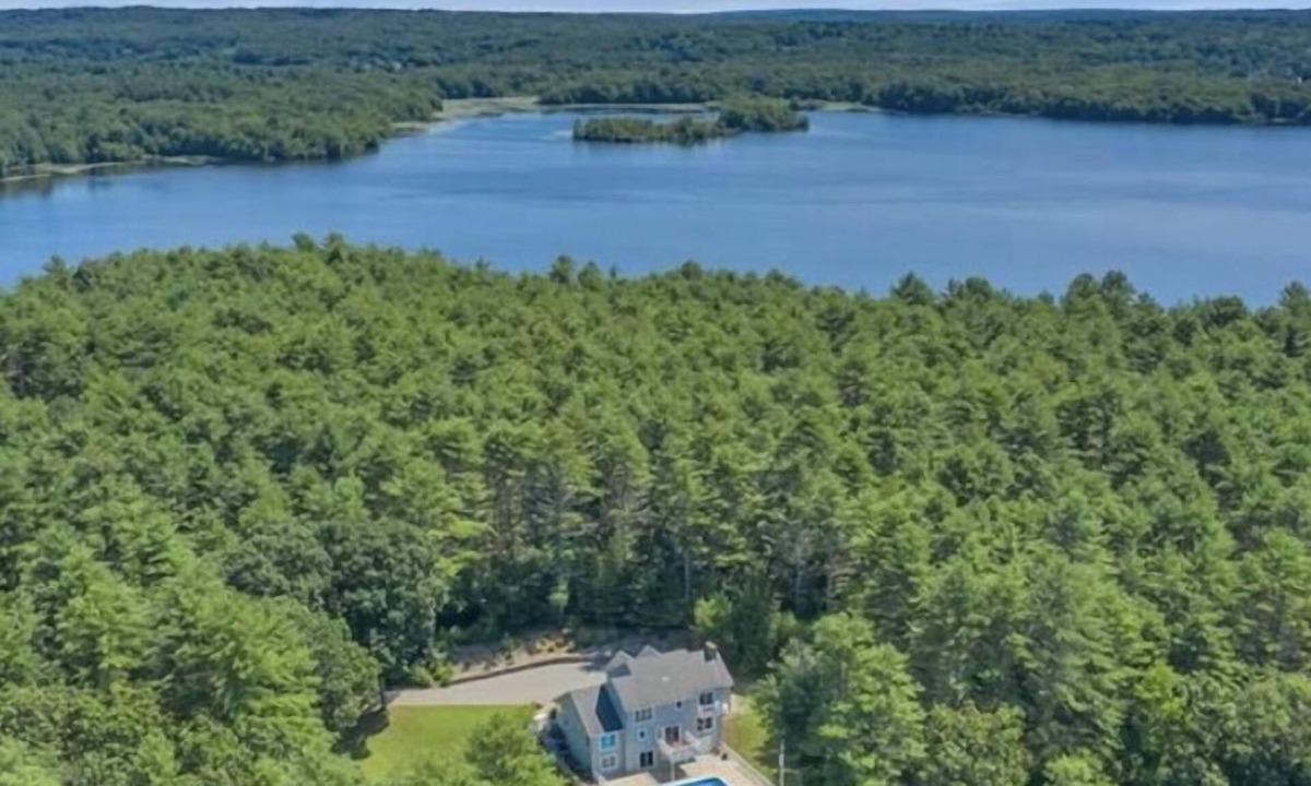 Jewett City Apartment | Direct Waterfront lakehouse apt w pool,kayaks,dock.By casinos,Mystic