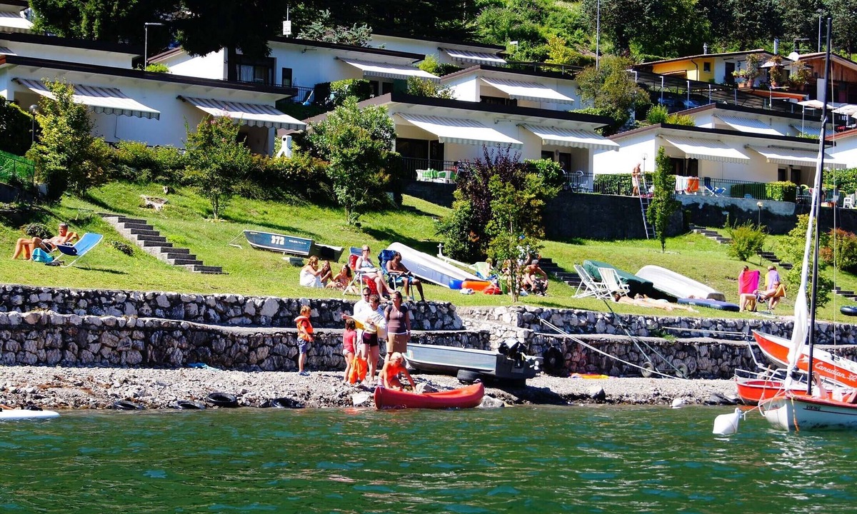 Idro Apartment | Directly on the lake with fenced garden