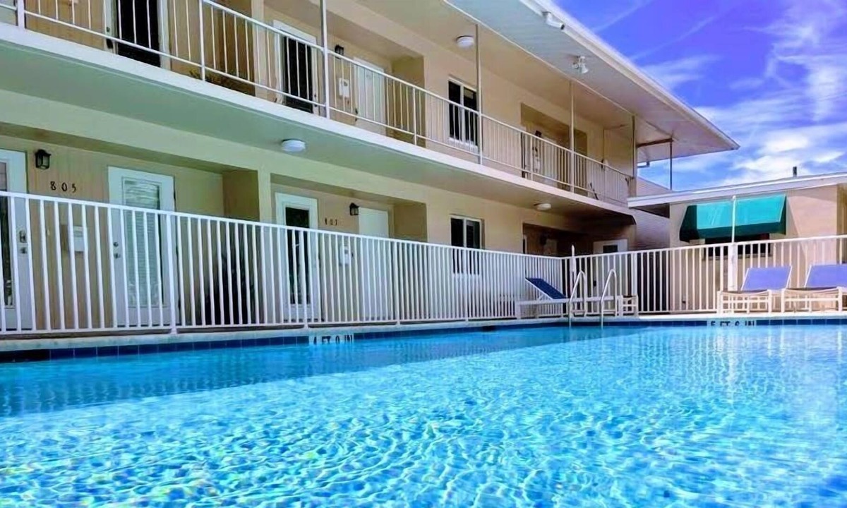 Redevelopment Area Apartment | Disaster Team Discounts!! #805·OLDE NAPLES DOWNTOW /WONDERFUL 2BED,1BATH/WALK TO BEACH/POOL, PETS