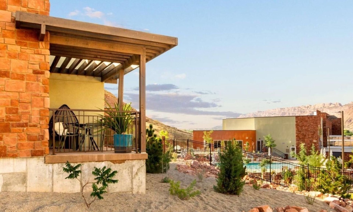 Moab Hotel | Discover a Hidden Treasure: Free Breakfast, Pool, Hot Tub, Parking!