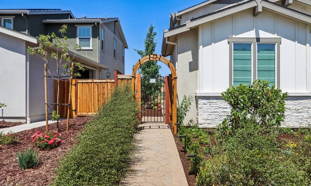 Vacaville House | Discover a peaceful retreat tucked between Vacaville and Fairfield, California.