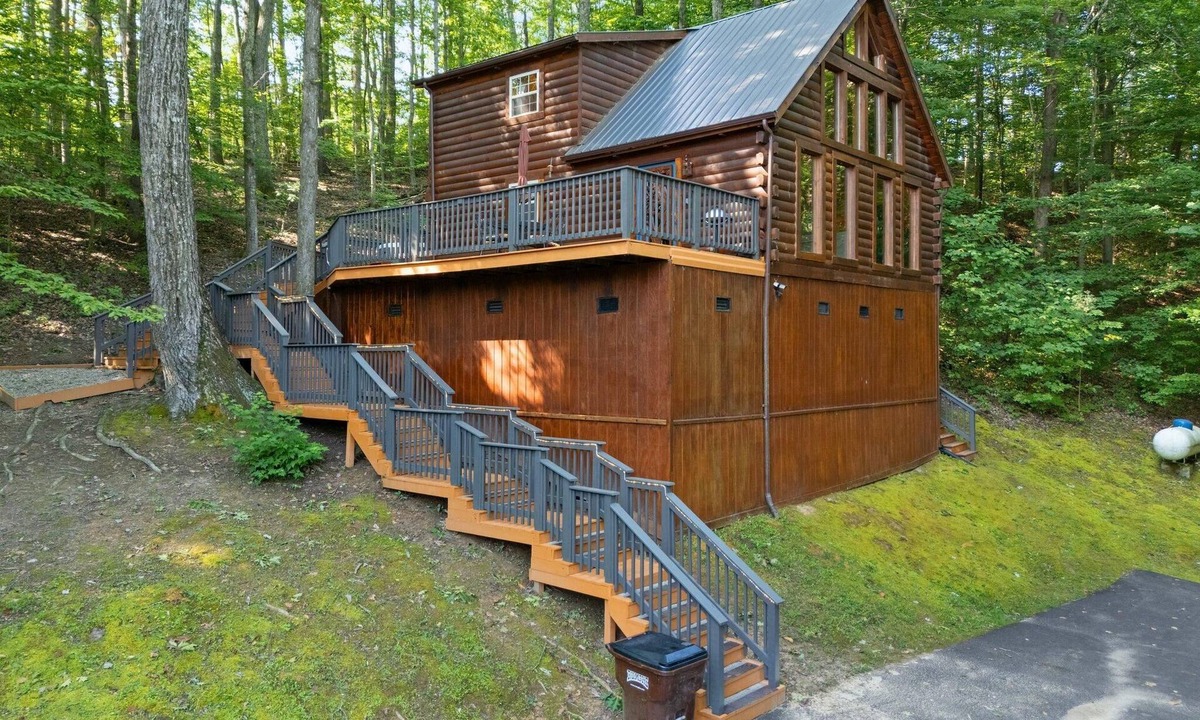 Slade Cabin | Discover Serenity at Hidden Ridge, Hot Tub, Satellite TV, firepit.