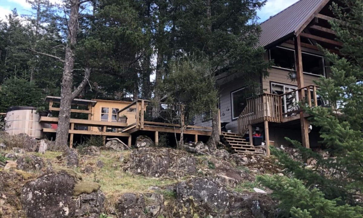 Quadra Island House | Discovery Passage from Copper Bluffs!
