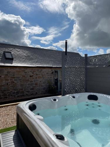 Lanark House | Distillers Cottage, Peaceful rural retreat in Lanarkshire, onsite craft distillery, hot tub, bbq hut, central for exploring Scotland