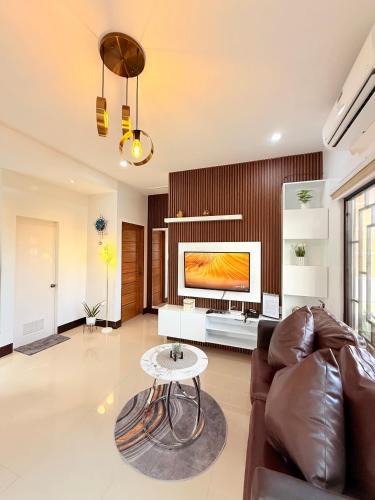 General Santos House | DJS Suites 2 Bedroom ,2BA with Parking inside 10Min to SM Mall near Airport, Netflix, Fast Wifi, Hot &Cold Shower