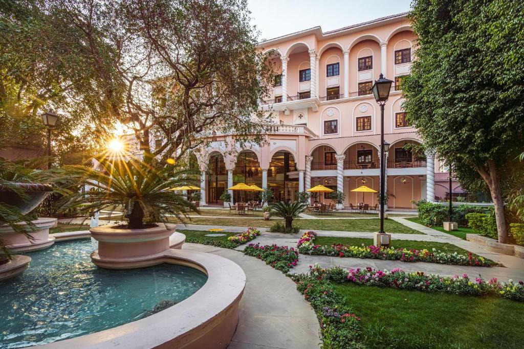 DLF Phase 5 Hotel | DLF Club 5