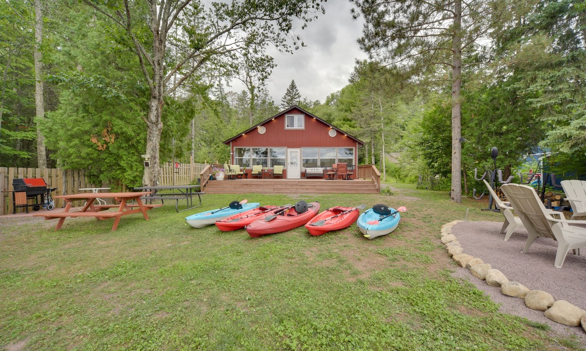 Solon Springs Cabin | Dock, Kayaks & Fire Pit: Solon Springs Lake Escape