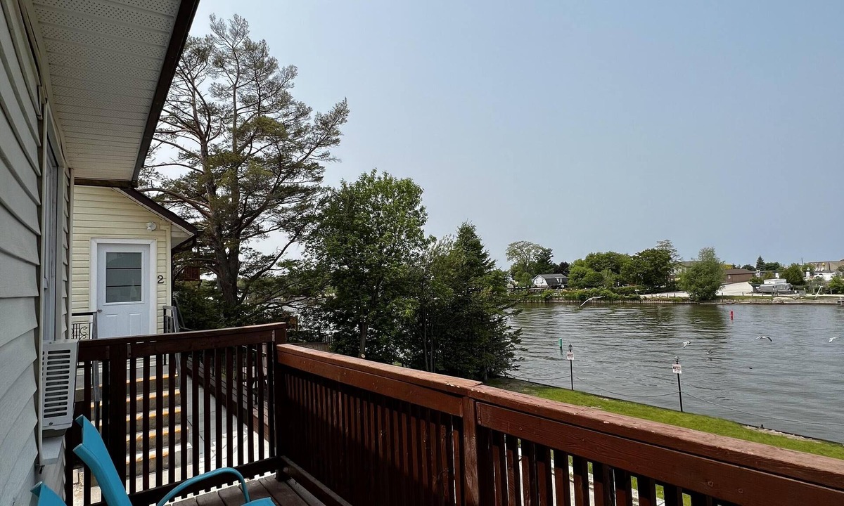Wasaga Beach Cottage | Dock Life Beach 1 - Cottage 3, Riverside 2 bedroom, 3 min walk to Beach 1