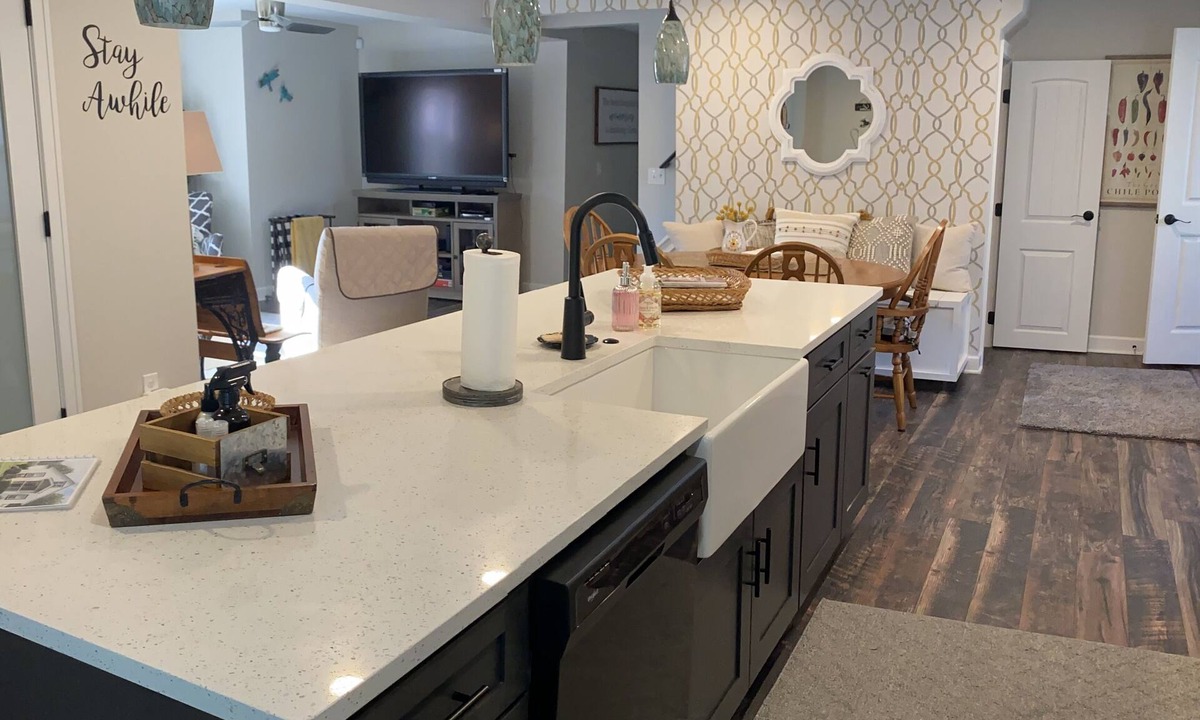 Mentor House | Dog Friendly 3B/3.5Bath, close to wineries, Lake Erie, parks, beaches and more!