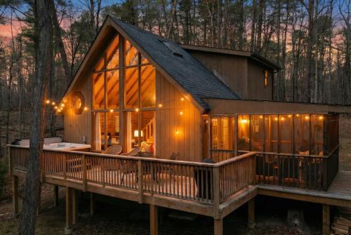 The Woods House | Dog-Friendly A-Frame with Hot Tub and Firepit