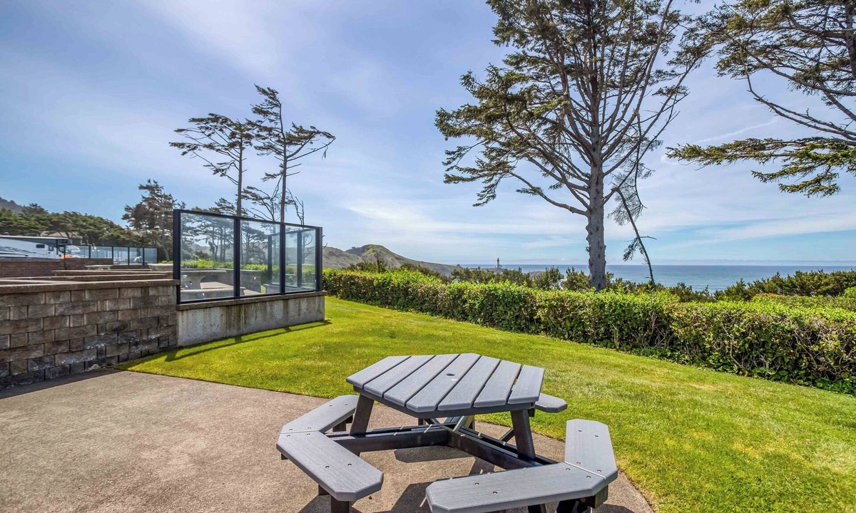 Agate Beach RV Rental | Dog Friendly, Available with 50AMP, 30AMP, Water and Sewer hook up's, WiFi