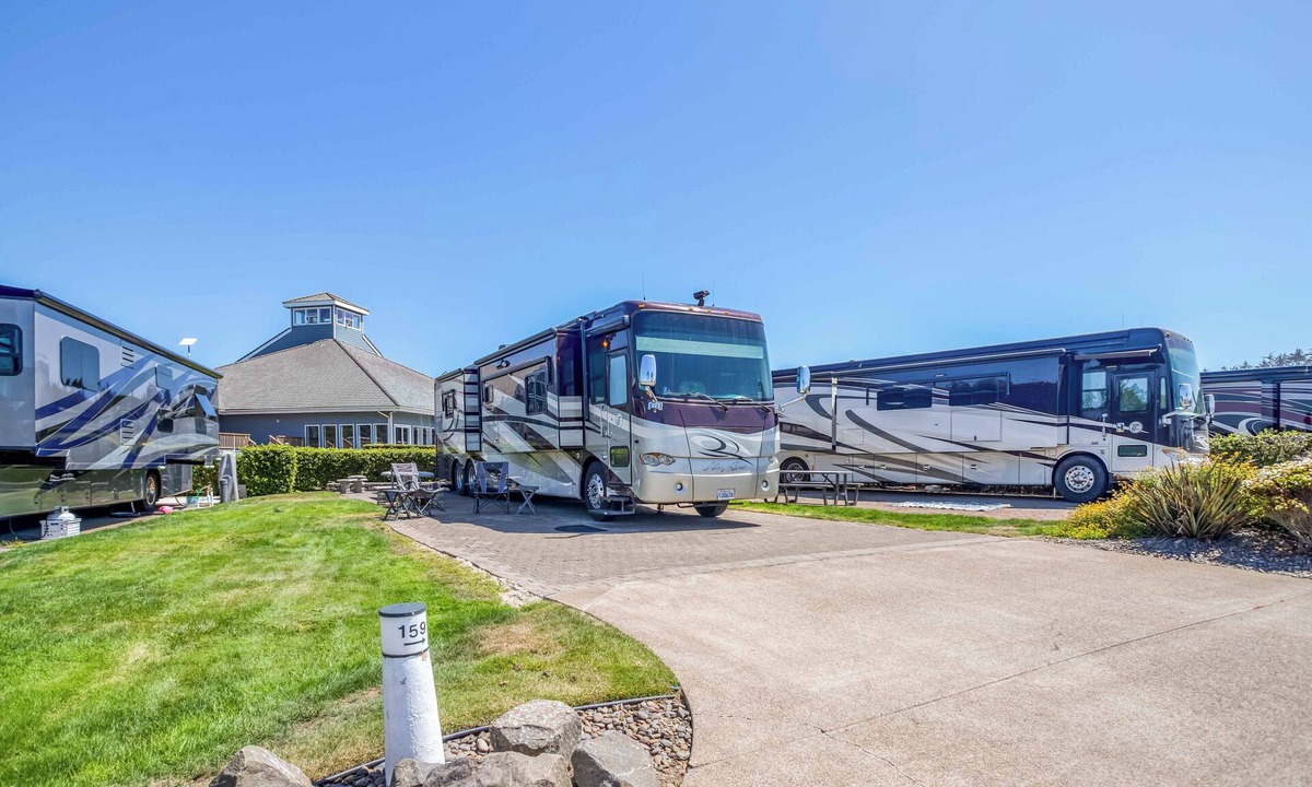 Agate Beach RV Rental | Dog Friendly, Available with 50AMP, 30AMP, Water and Sewer hook up's, WiFi