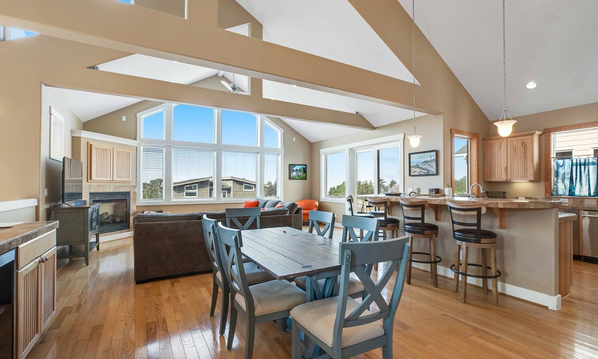 Oceanside House | Dog friendly beach home ideal for entertaining with 2 fireplaces and great kitchen