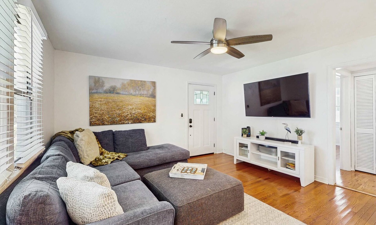 Riverside Heights House | Dog friendly bungalow with a fenced yard deck washer dryer and AC