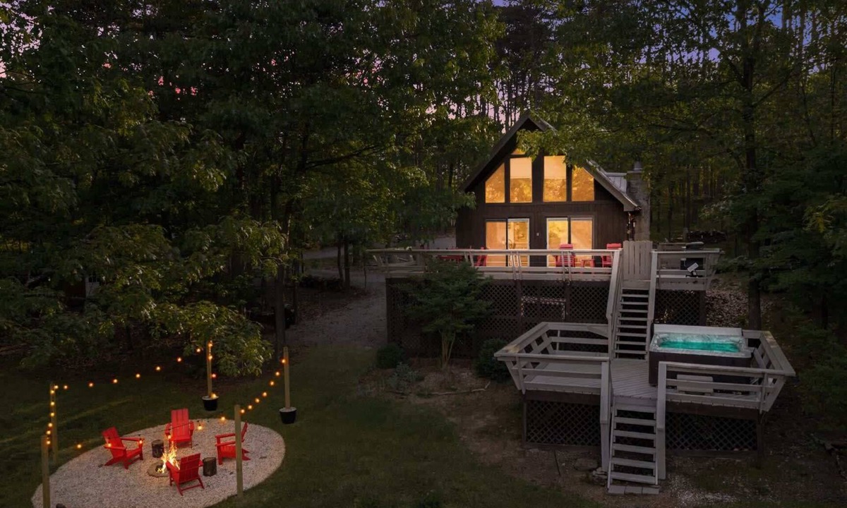 Berkeley Springs Ski Chalet | Dog-Friendly Chalet w/Hot Tub, Fire Pit & Deck