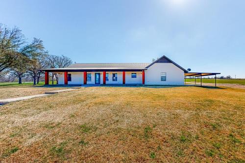 Cameron House | Dog-Friendly Cameron Home w/Pond + Poolside Patio