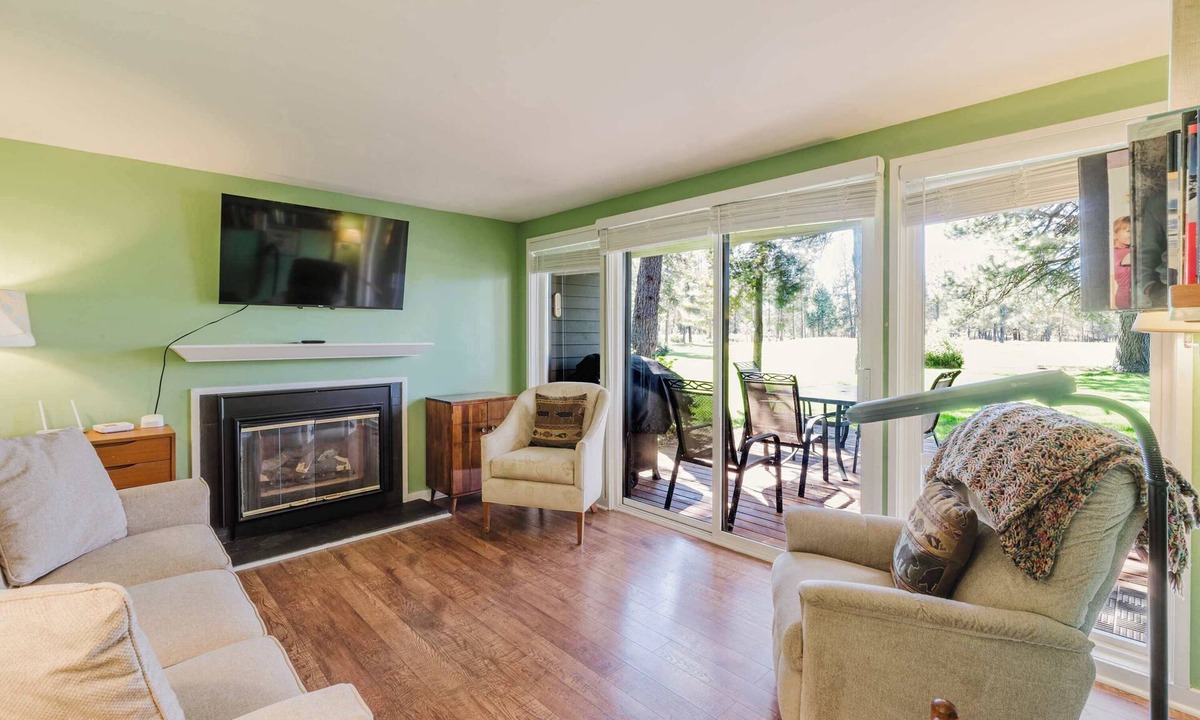 Overlook Park Condo | Dog-friendly condo with 6 SHARC passes & great golf course views