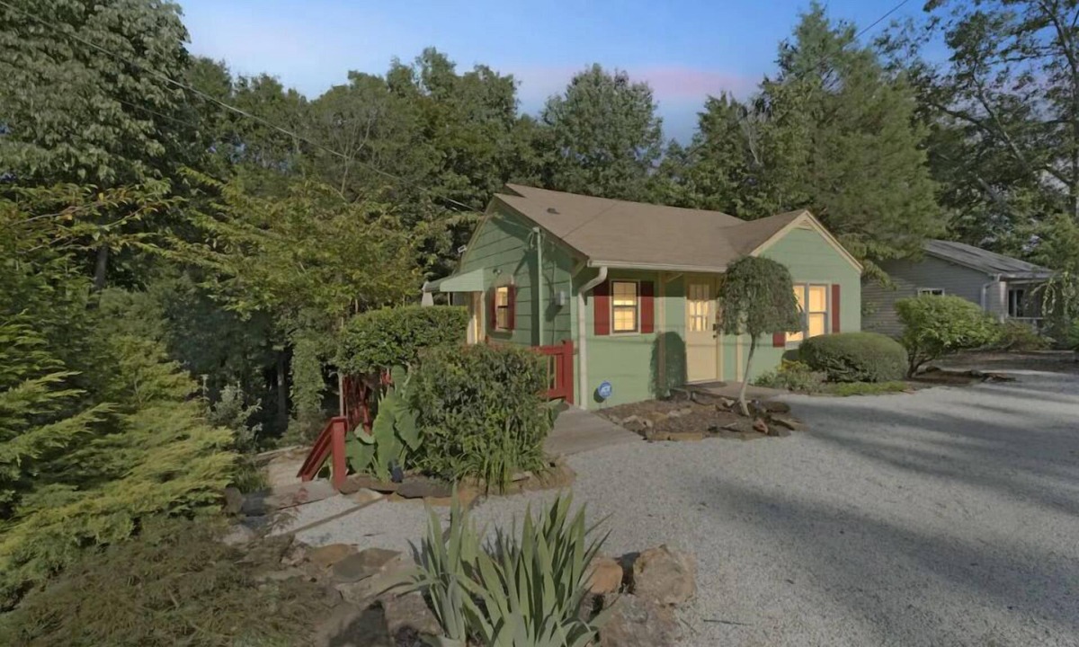 Toccoa Cottage | Dog Friendly Cozy Cottage Stay + Hot Tub & Hammock