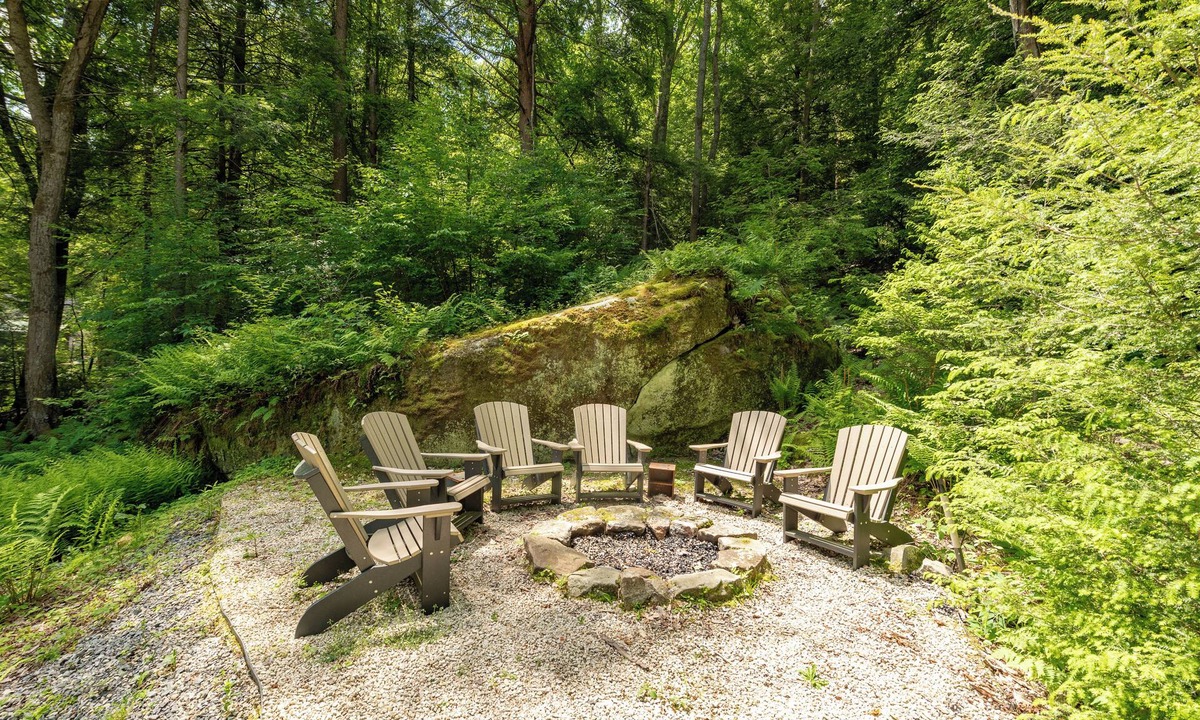 Oakland House | Dog Friendly Cozy Wooded Retreat w/Hot Tub & Fire Pit
