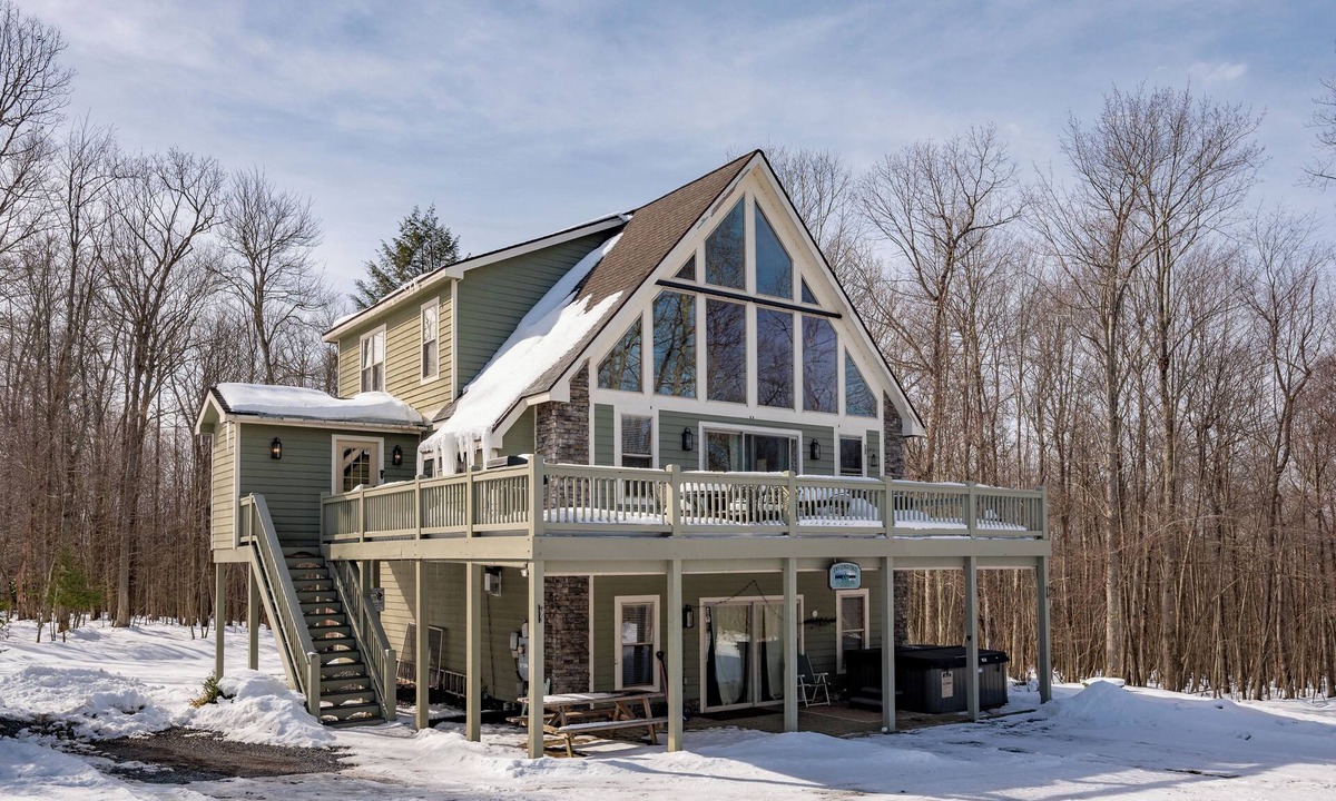 Oakland House | Dog Friendly Deep Creek Chalet w/Hot Tub & Deck