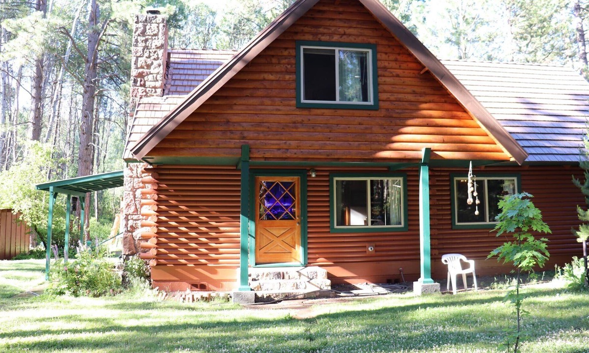 Klamath Falls Cabin | Dog-friendly Home with Hot Tub - Near Crater Lake