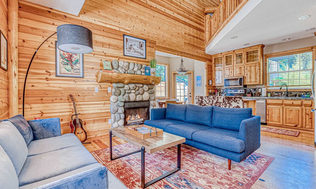 Mount Hood Village House | Dog-friendly home with pool & tennis access, fenced yard, deck & grill