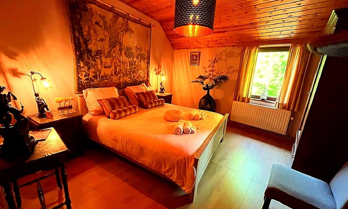 Rochehaut House | Dog-friendly Home With Bubble Bath