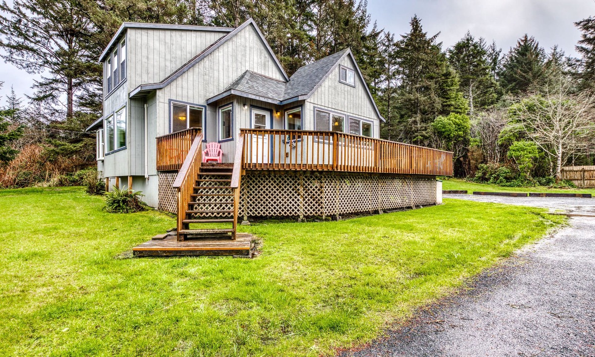 Coos Bay House | Dog-Friendly Home with Wood-Burning Fireplace and Ocean Views - Near the beach