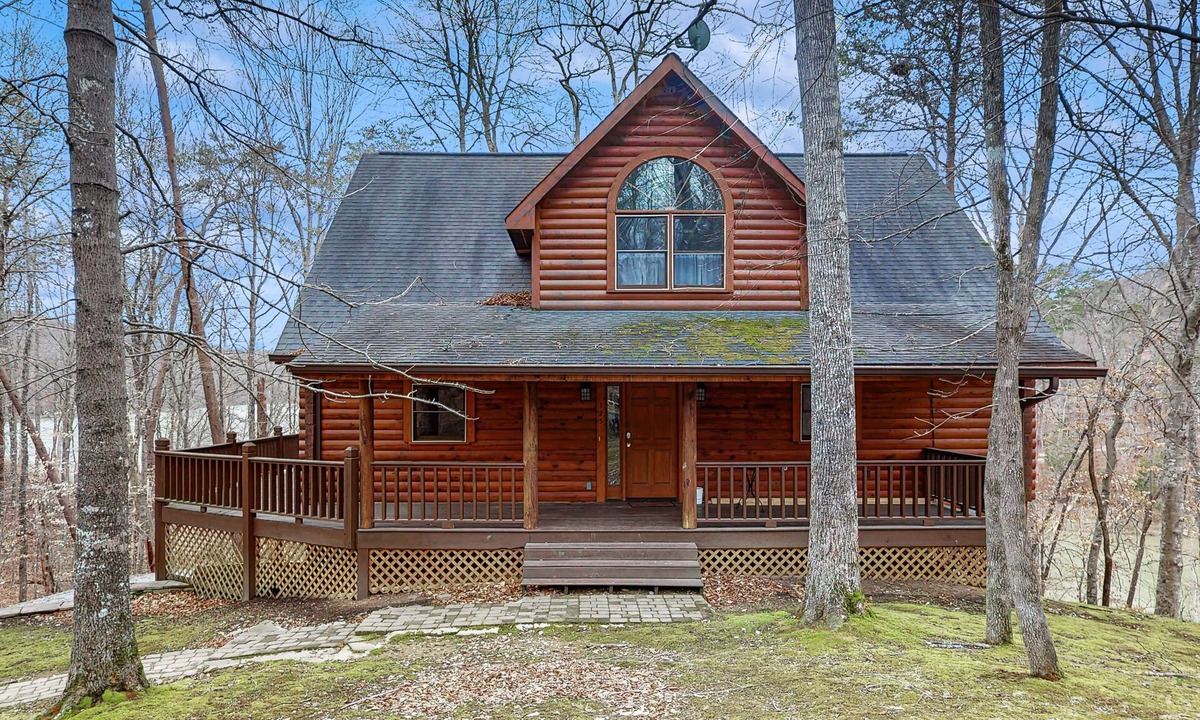 Tazewell Cabin | Dog-friendly lake home with private floating dock - jetted tub, firepit, & decks