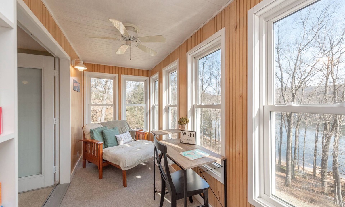 McHenry House | Dog Friendly Lakeside Luxury Minutes from the Slopes w/Hot Tub