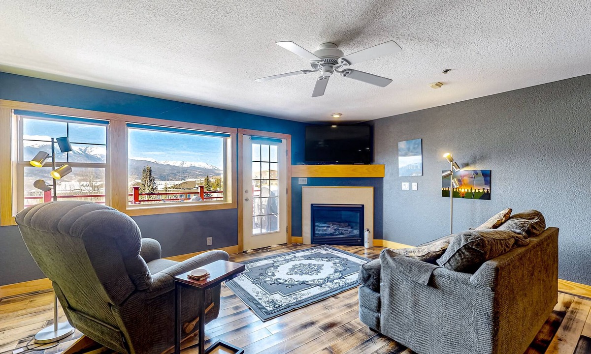 Dillon Condo | Dog-friendly mtn-view condo with balcony, tennis, fireplace, W/D
