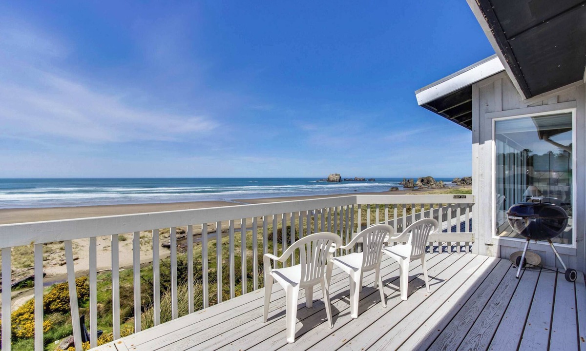 Bandon House | Dog-friendly oceanfront home with beach access, deck-minutes from town-EV Charger