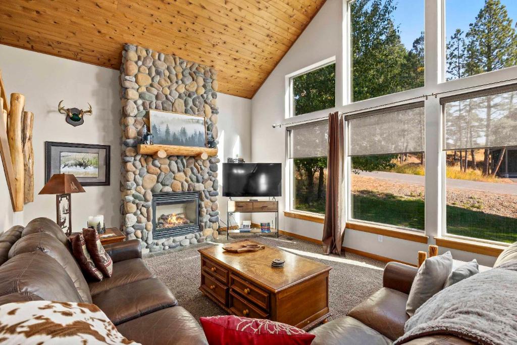 Ronald House | Dog-Friendly Ronald Vacation Rental Cabin!